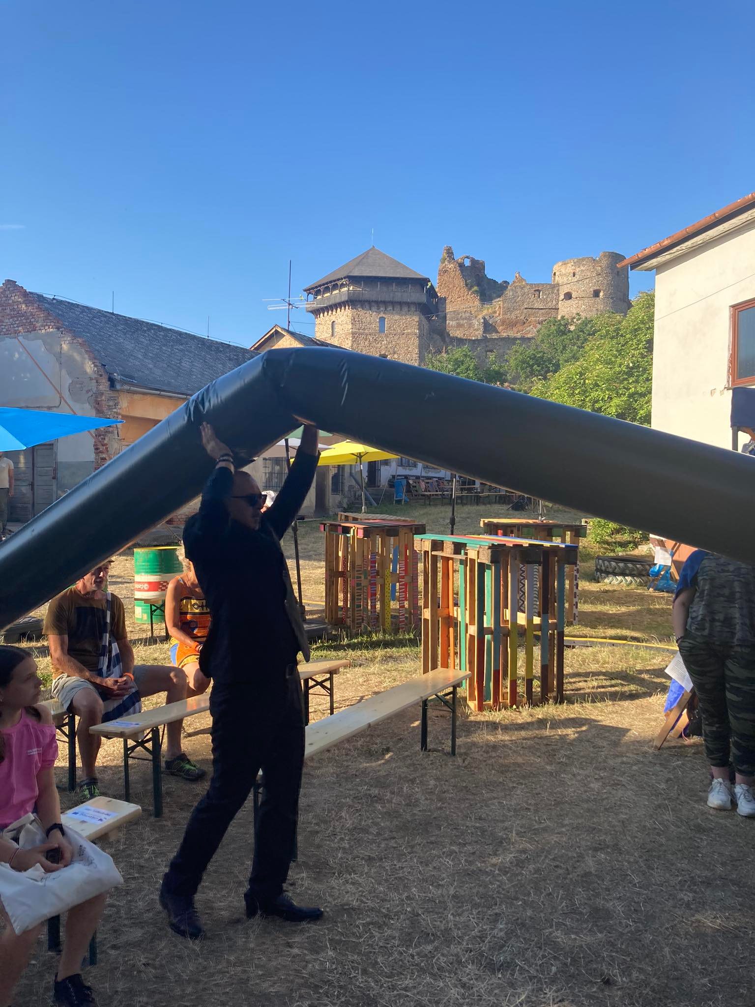 Juhász Rokko Sötét anyag című füleki performansza 3 tételben