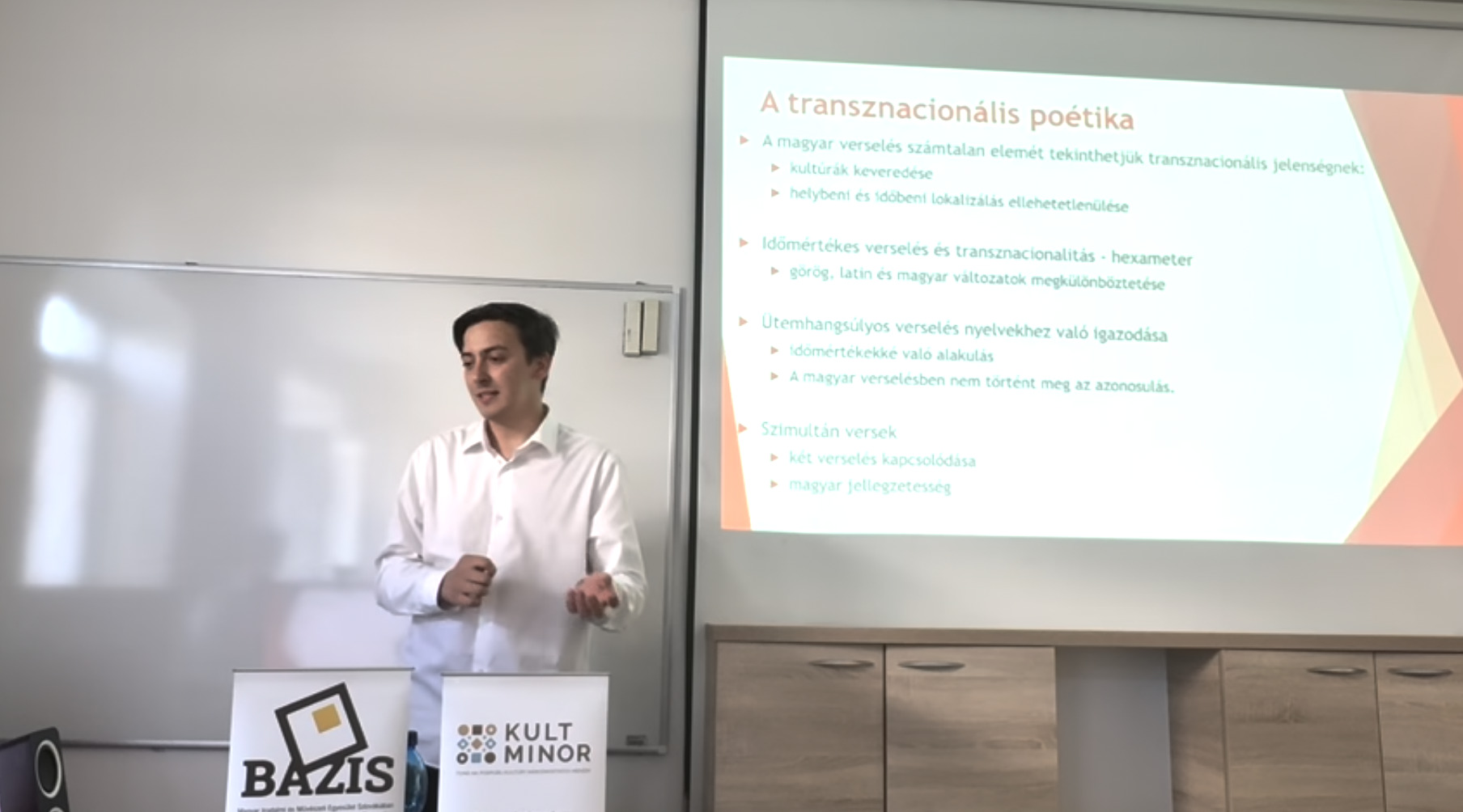 Videófelvétel: Jezsó Emil A japán eredetű versformák a transznacionális poétika tükrében című előadása a Bázis Transzkulturalizmus-konferenciáján