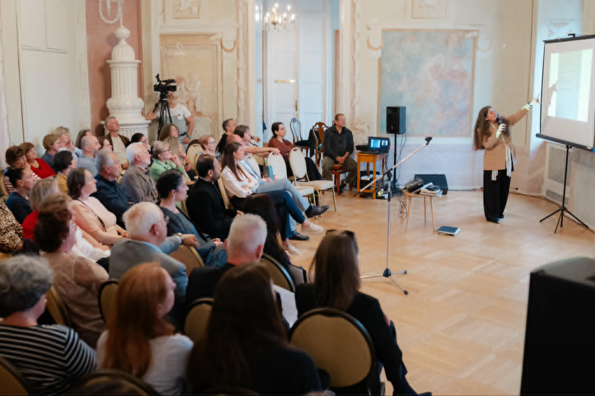 Élményfotók Cseh Gizella Amrita Sher-Gil-előadásáról a dunaharaszti Laffert Kúriából